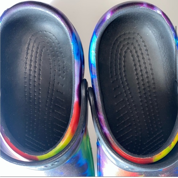 CROCS tie dye “Bistro Graphic Clog” in size Woman’s 8 or Mens 6. - Picture 3 of 5